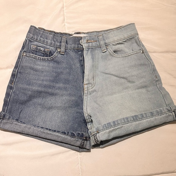 Two tone Jean mom shorts ✨ - Picture 3 of 5
